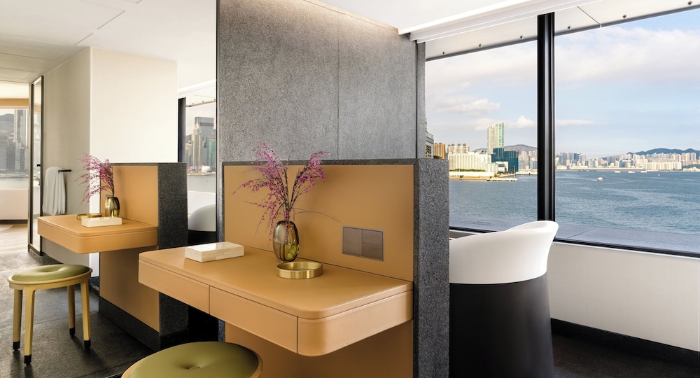 1 Bedroom, Regent, Club, Suite, King Bed, Sea View, Corner، The Regent Hotel Ex Intercontinental Hong Kong 3/3