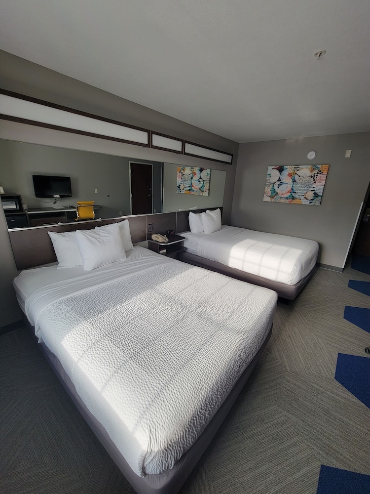 Microtel Inn Council Bluffs 12/50