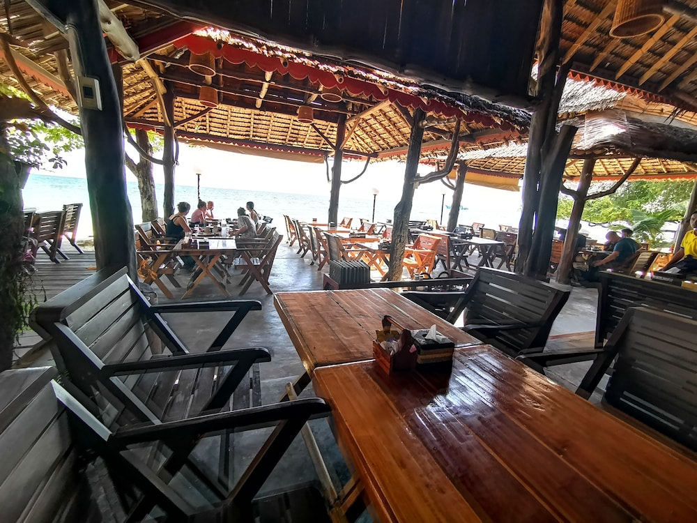 Phi Phi Relax Beach Resort 60/71