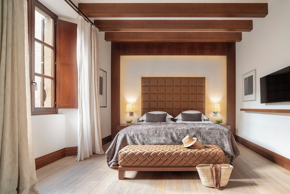 Estate, Courtyard, Queen Bed