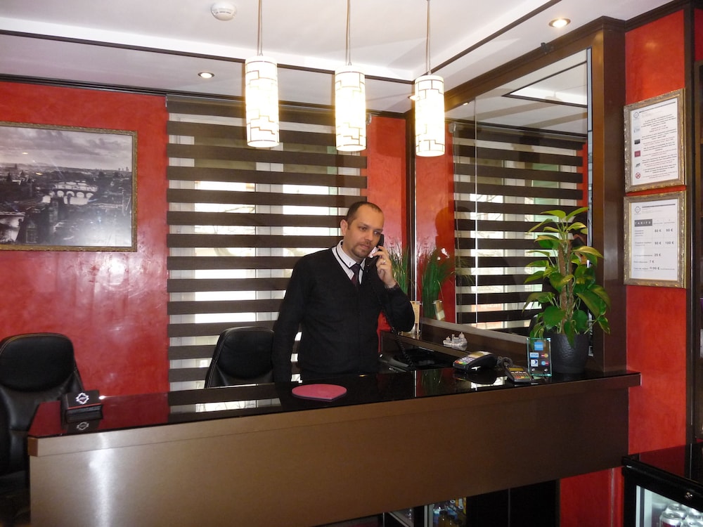 BUTTES CHAUMONT HOTEL 10/30