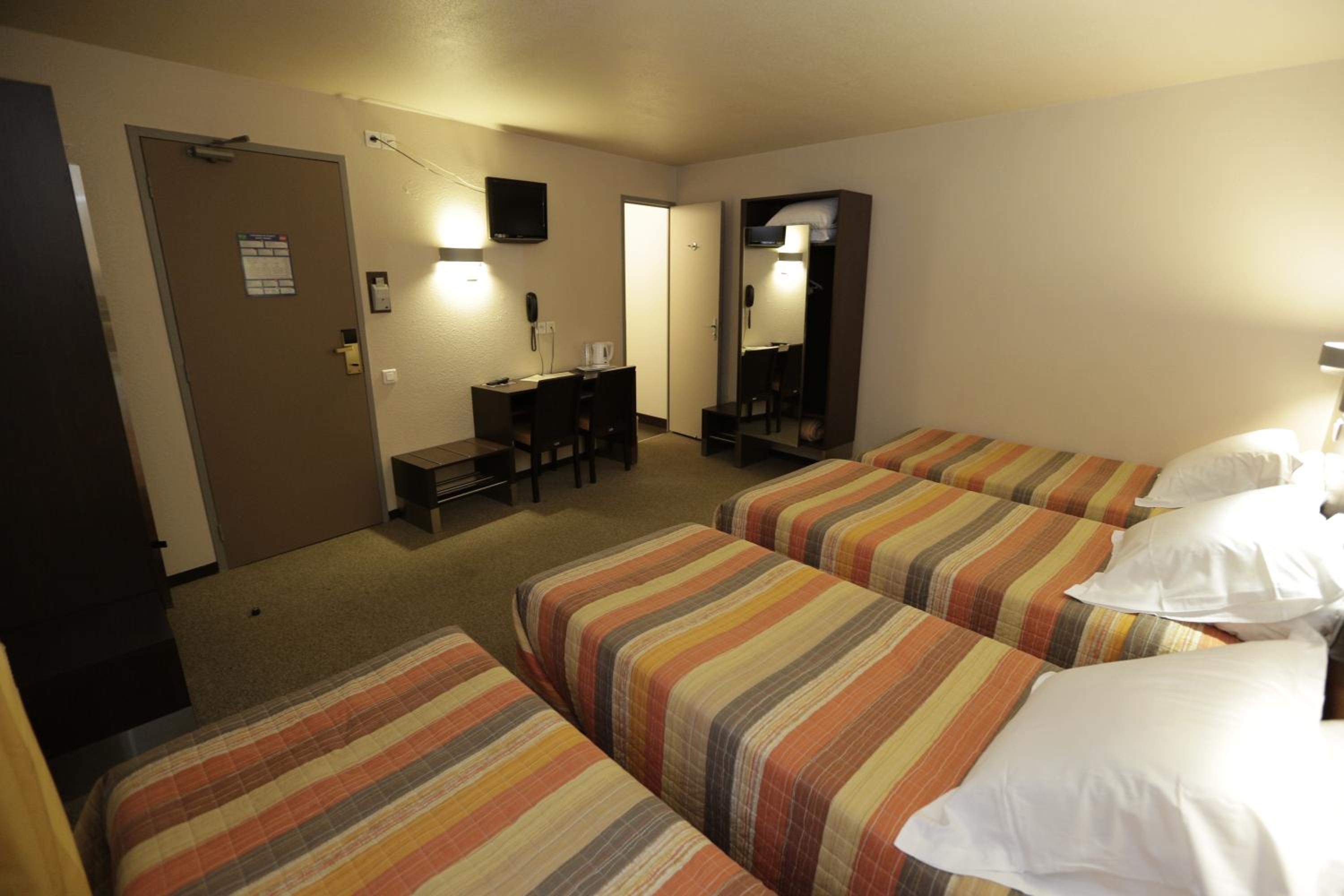 Room, Quadruple