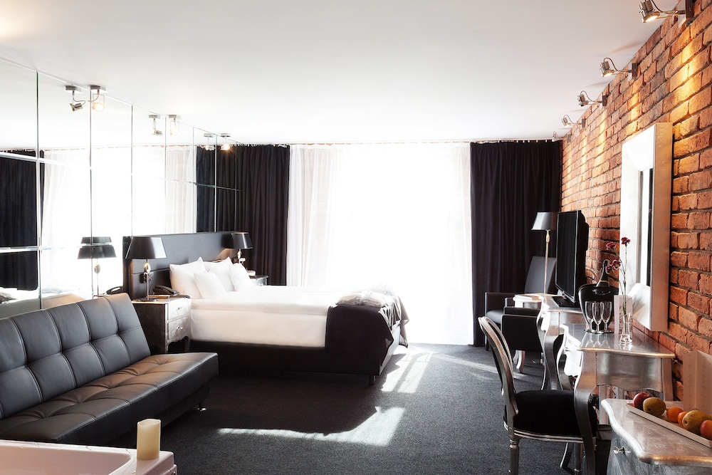 JUNIOR SUITE, DOUBLE BED, CITY VIEW, SOFA, JETTED TUB