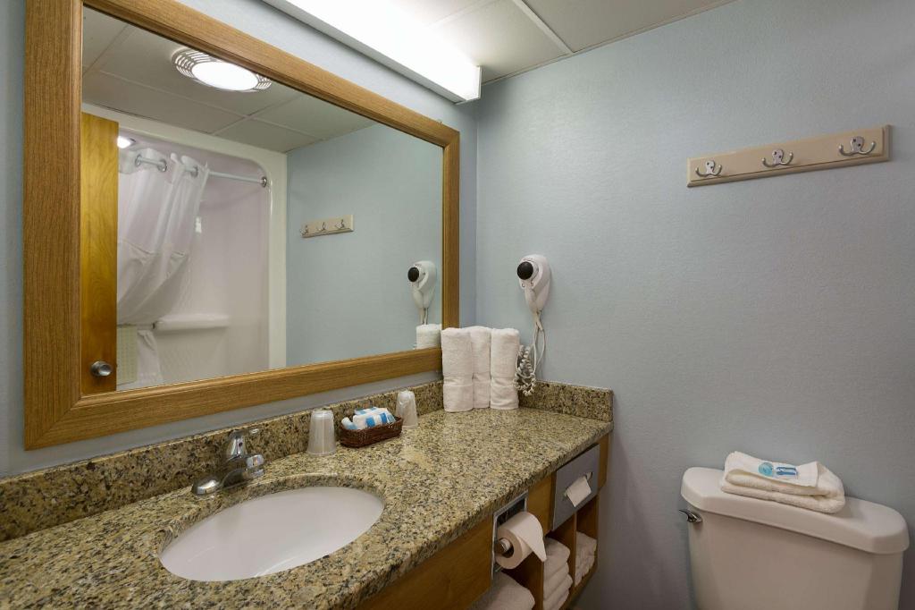 جناح بسريرين كوين بإطلالة جزئية على البحر مع أريكة بمنطقة جلوس بمطبخ، Dayton House Resort, BW Signature Collection 2/2