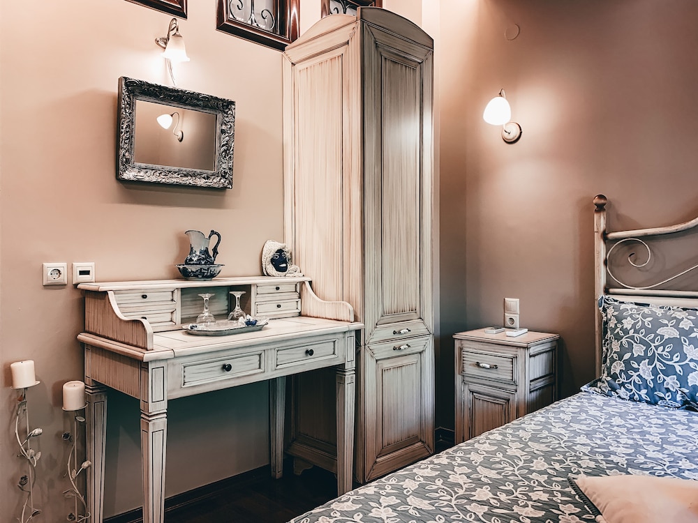 Elena Guesthouse 50/50