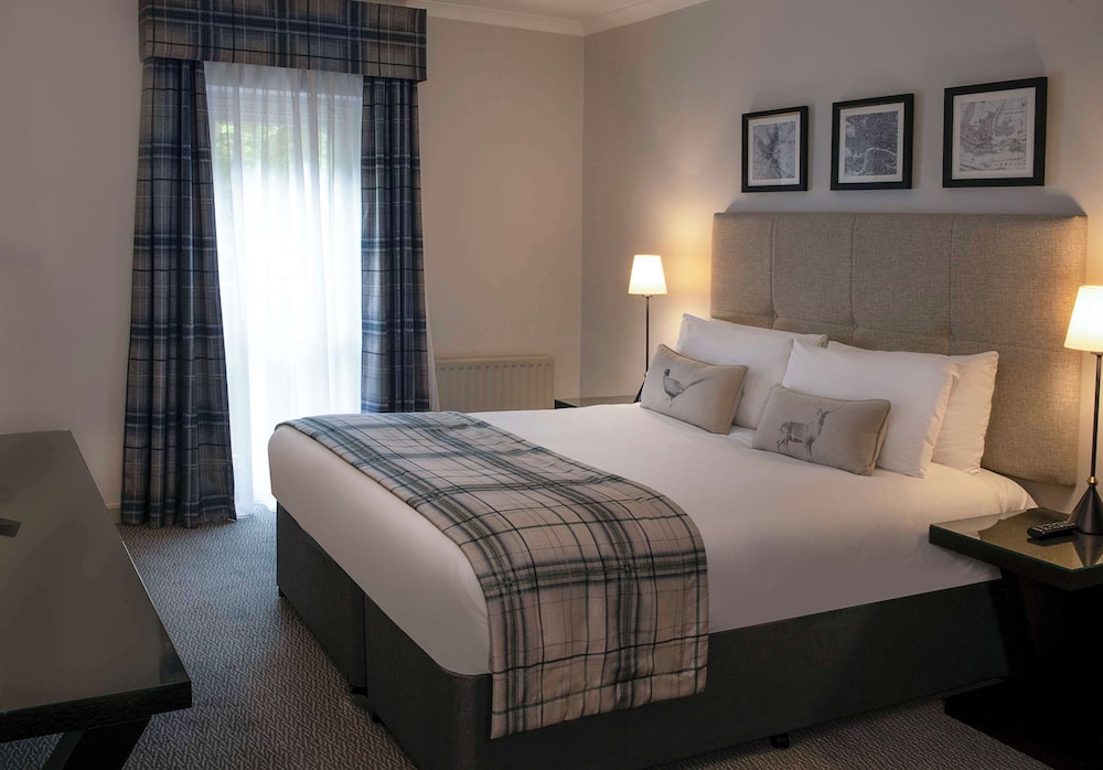 De Vere Latimer Estate 8/50