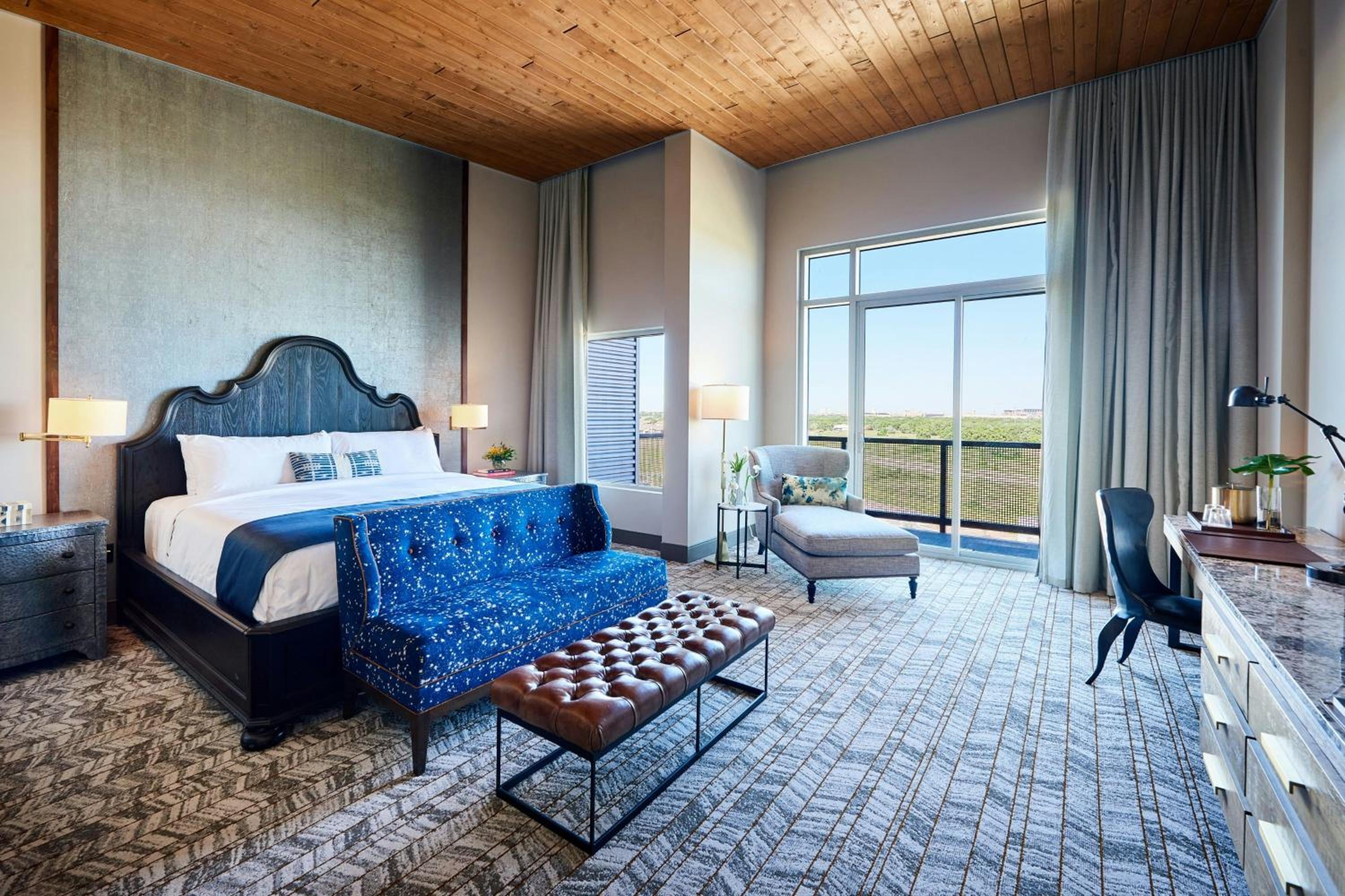 Stadium, Suite, King Bed