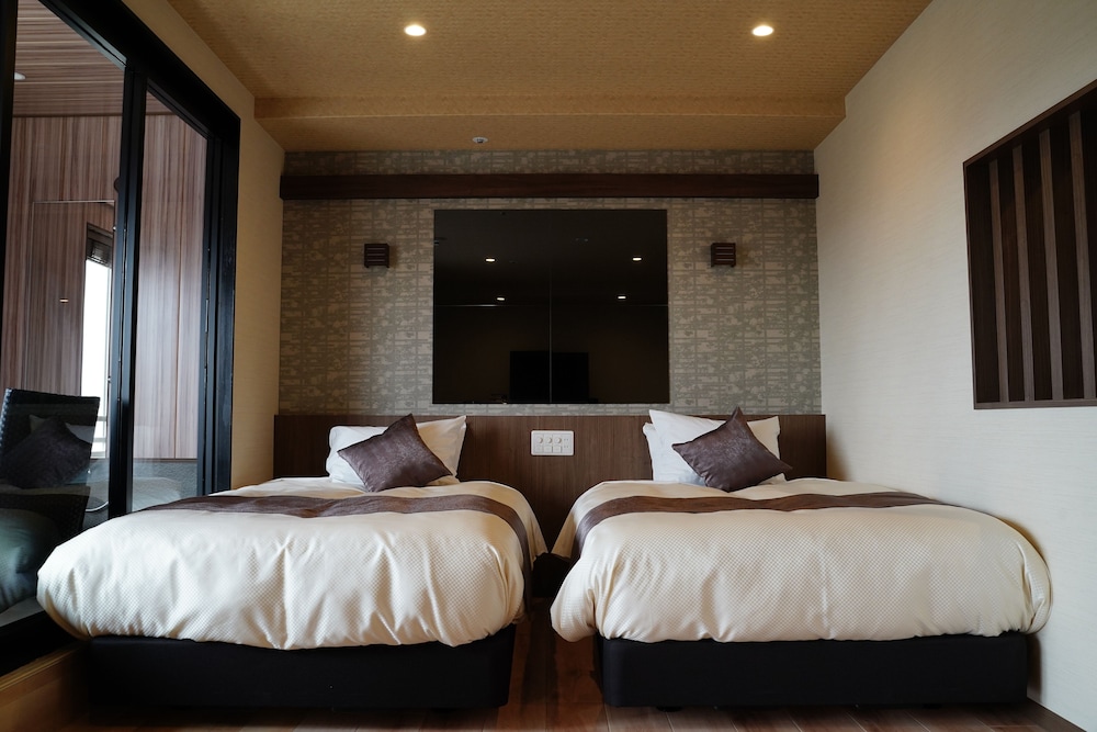 WESTERN, MODERN, OUTDOOR BATH