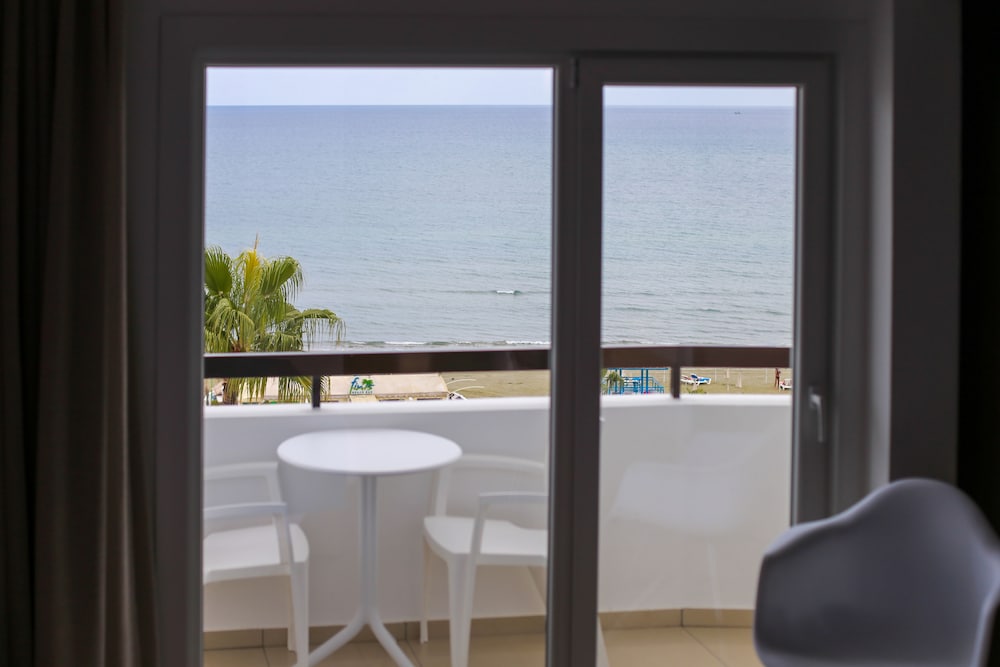 Les Palmiers Beach Hotel 59/69