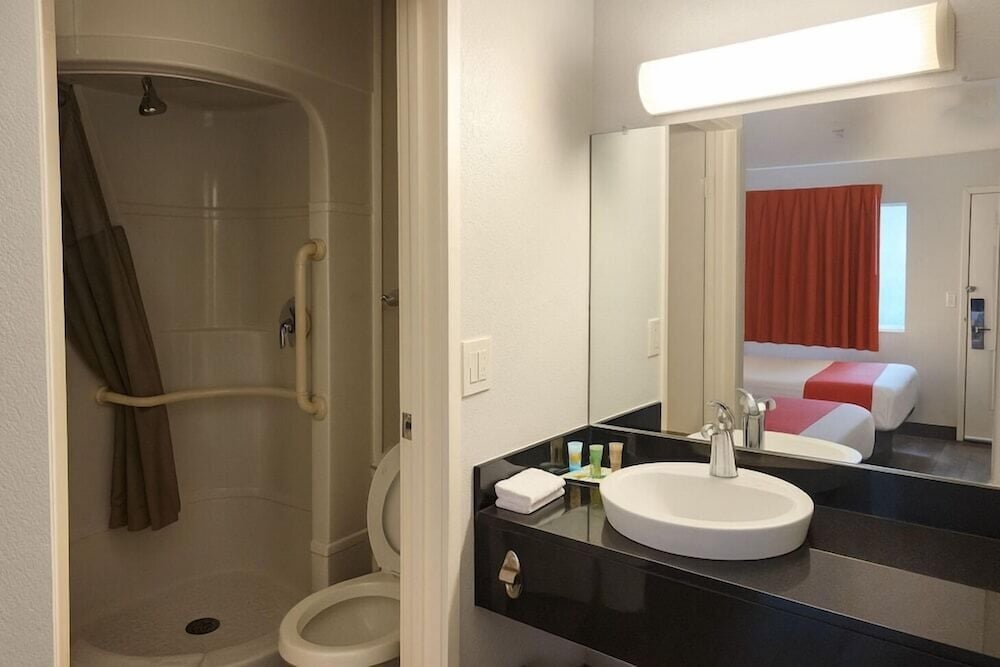Motel6 Roseville, MN - Minneapolis North 30/33