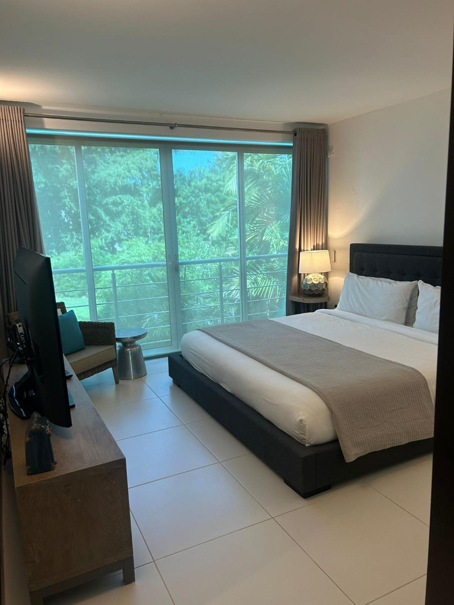 1 Bedroom, Suite, King Bed, Garden View