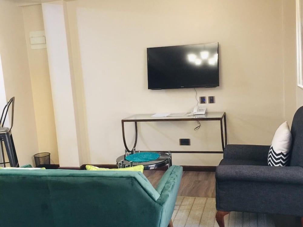 Fair Acres Boutique Hotel 65/71