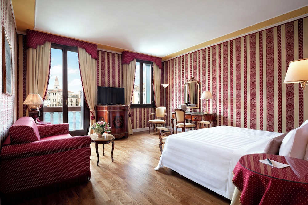 Grand, Canal, Junior Suite, King Bed, Canal View, Sofa