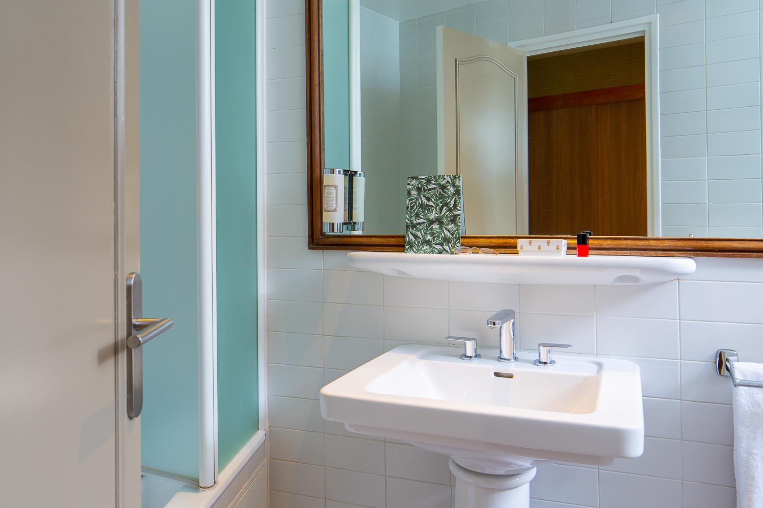 غرفة تنفيذية ثلاثية، Hotel Louison 7/8