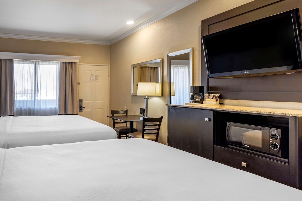 Comfort Inn & Suites Huntington Beach 16/43