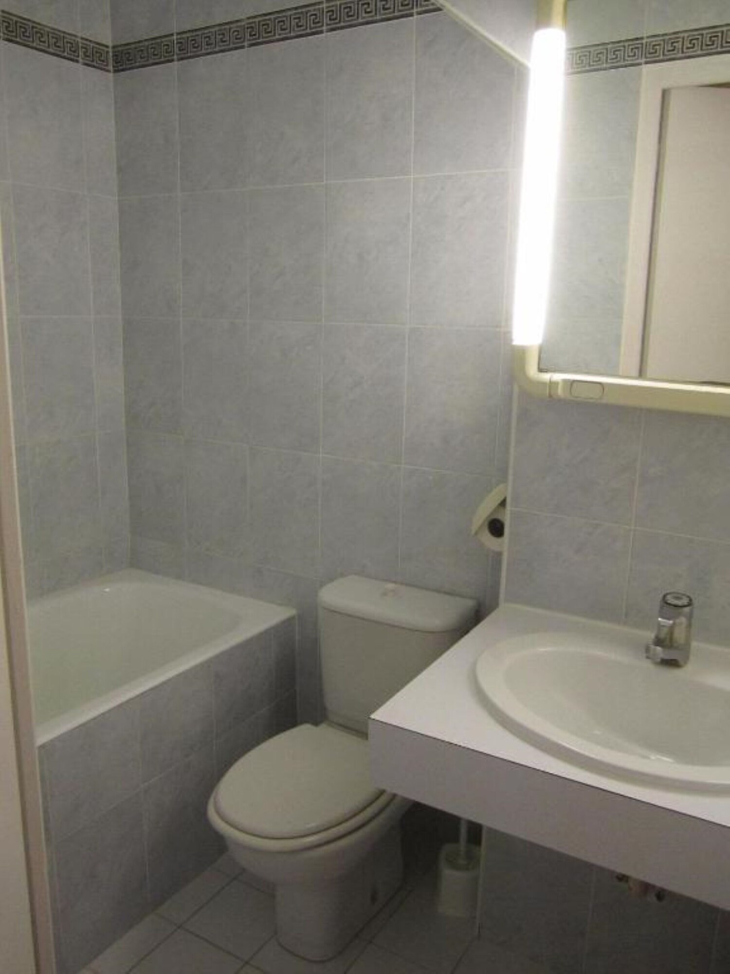 ROOM, SINGLE
