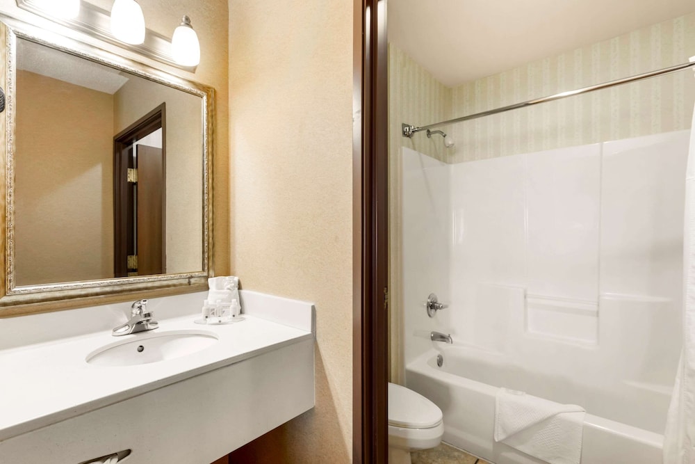 Quality Inn & Suites Wellington - Fort Collins 8/32
