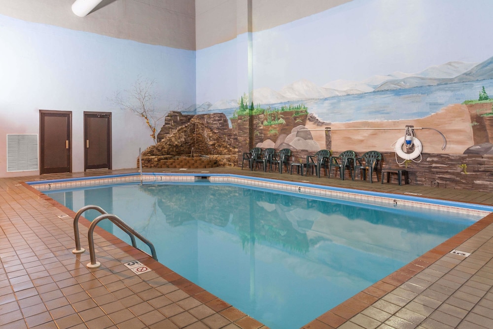 Baymont by Wyndham Pigeon Forge near Island Drive 14/28
