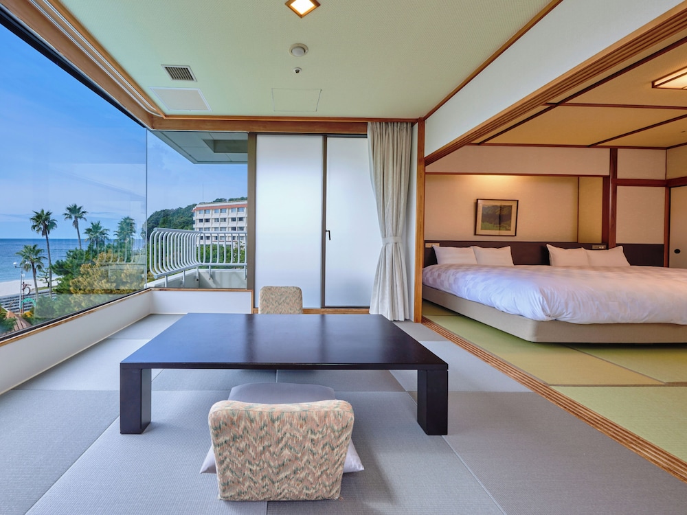 غرفة يابانية سوبيريور بسريرين منفصلين وفرشتي فوتون بإطلالة على البحر، Shiraraso Grand Hotel 6/7