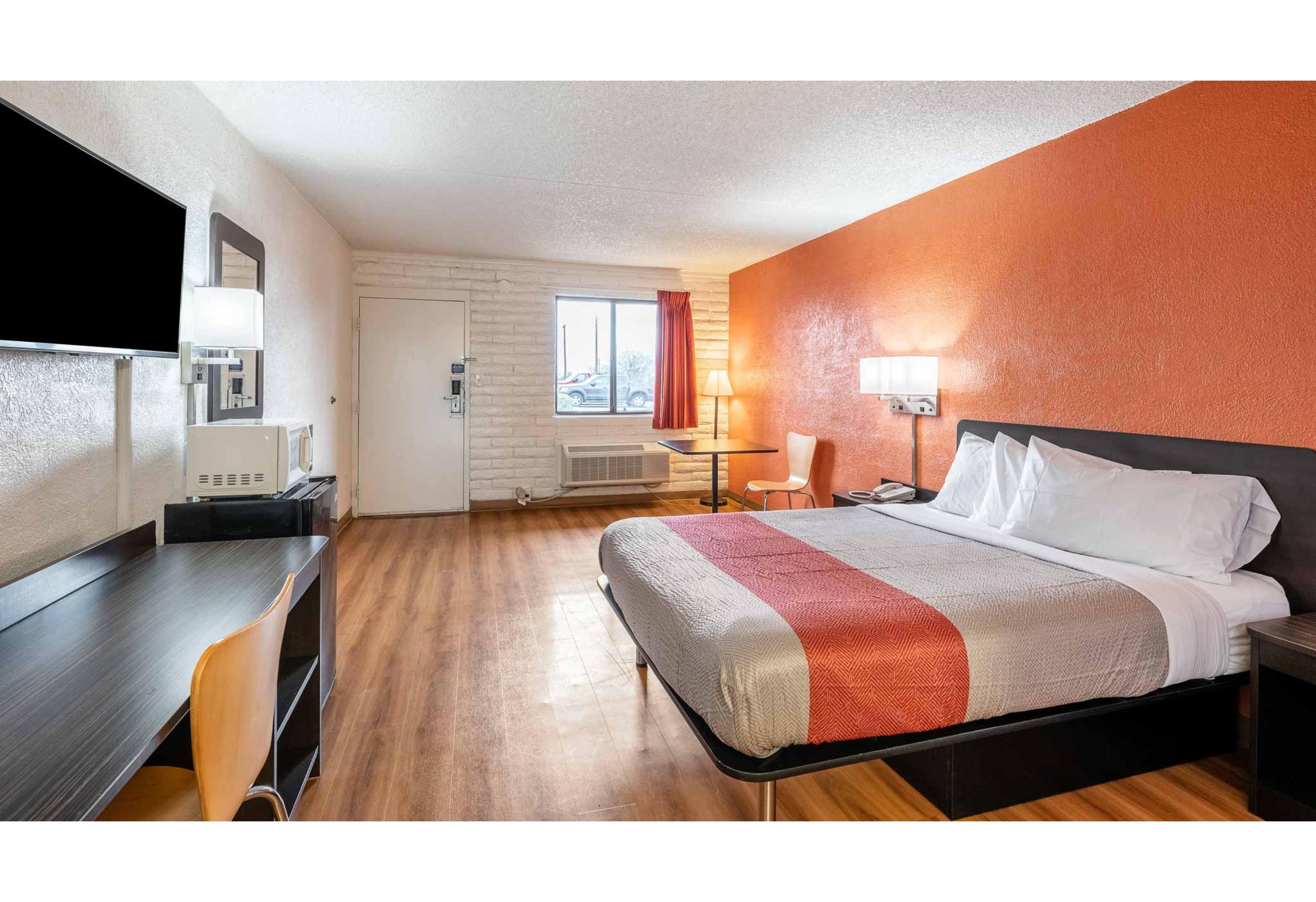 1 Queen Bed - Smoking, Micfridge