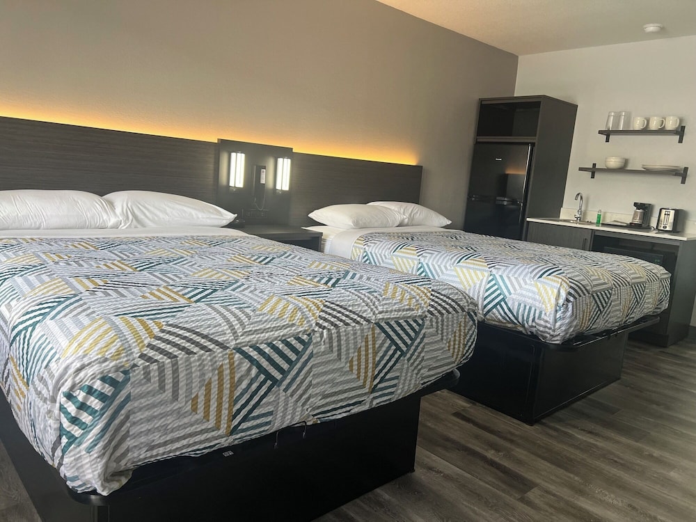 2 Queen Beds - Suite, Non-Smoking, Kitchen