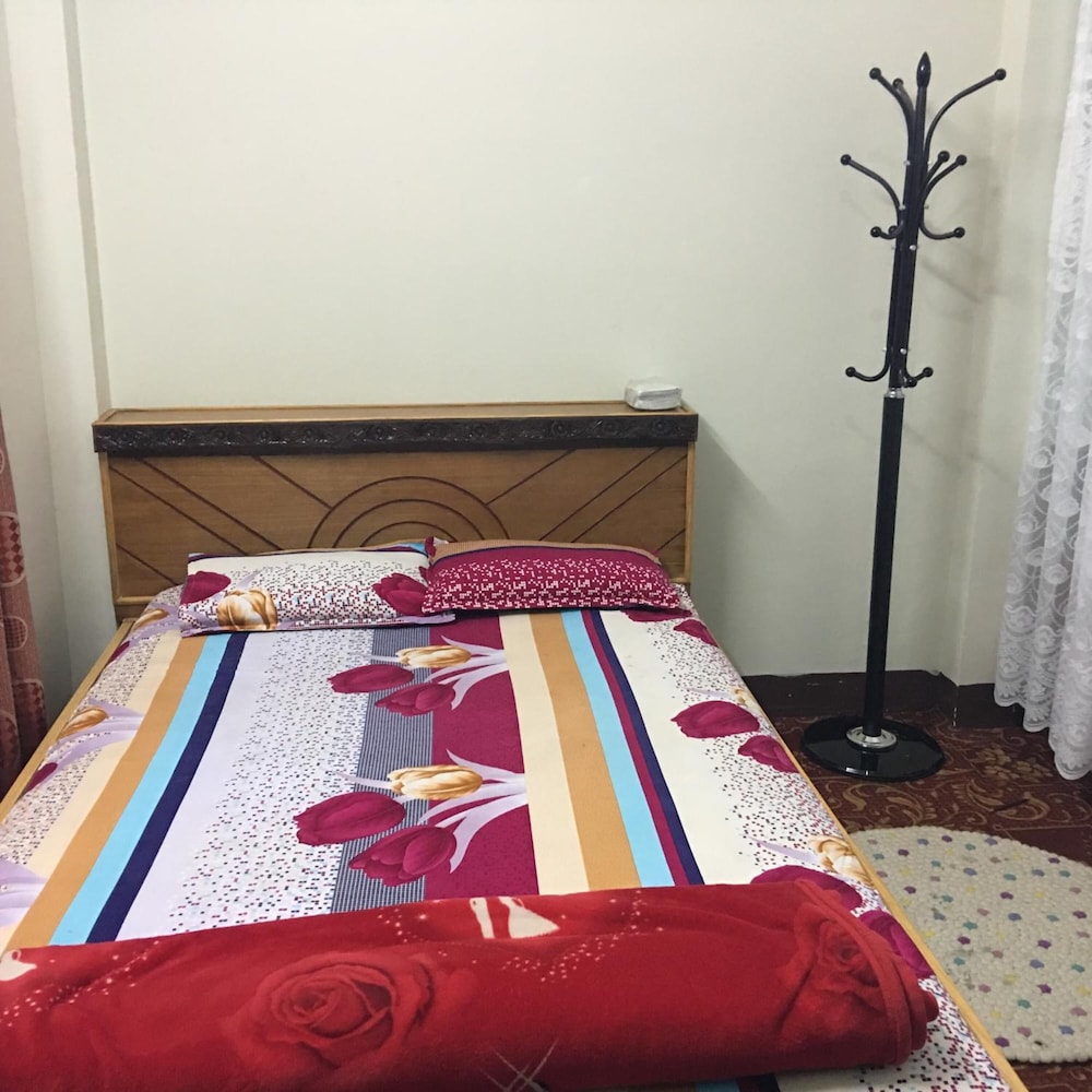 Sara's Backpackers Hotel 61/74