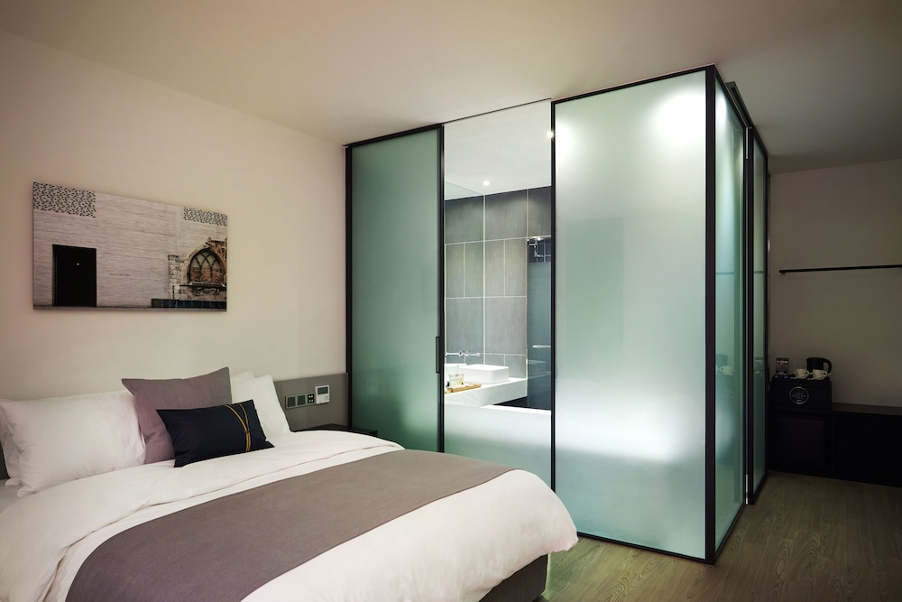 DELUXE, DOUBLE BED
