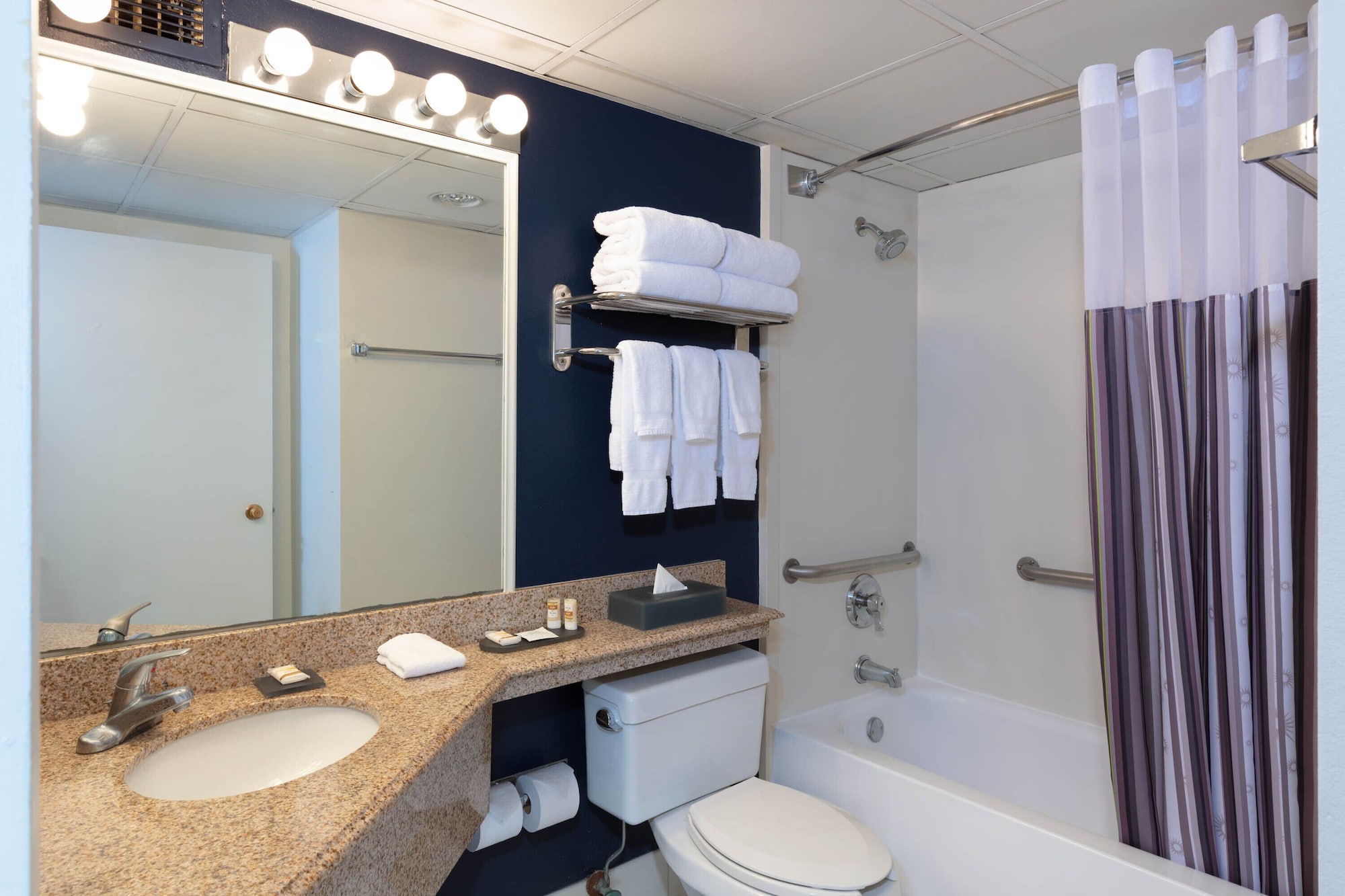 جناح ديلوكس بسريرين كوين بإطلالة على المدينة، La Quinta Inn and Suites by Wyndham Secaucus Meadowlands 3/3