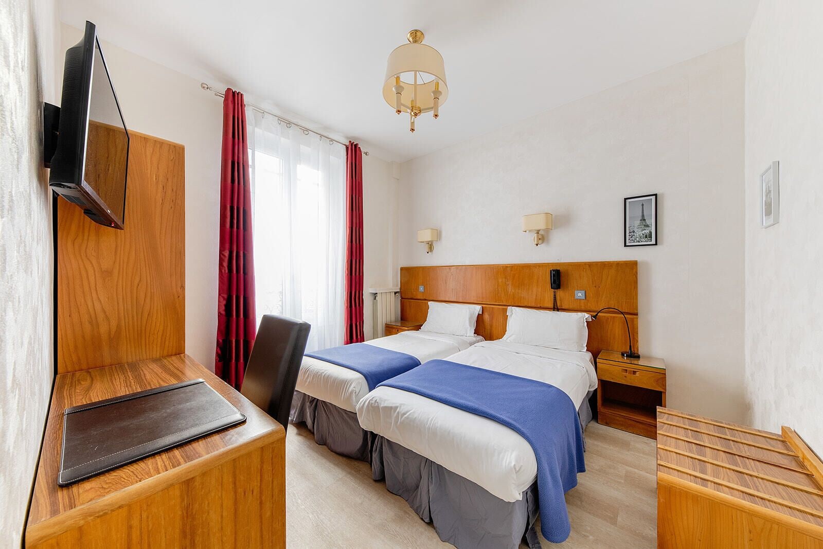 ROOM, TWIN BEDS