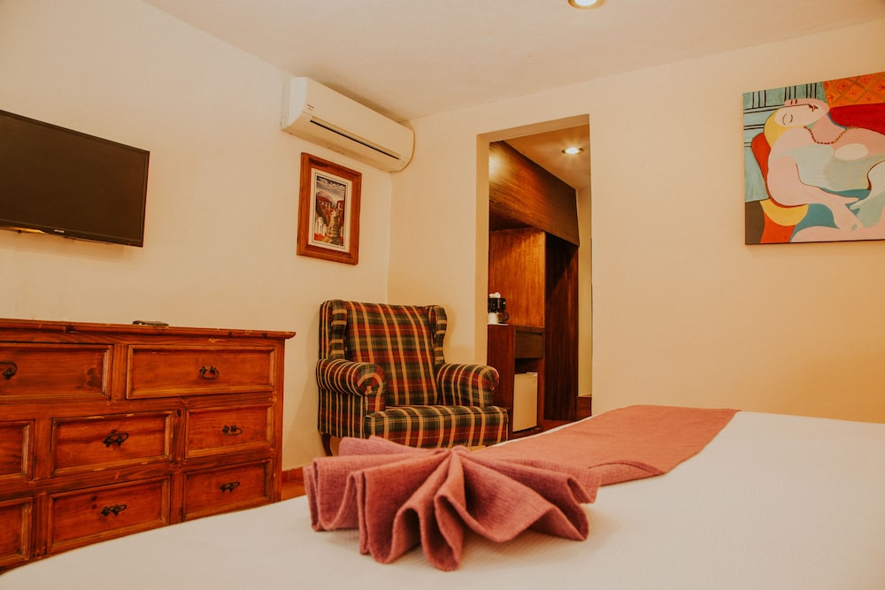 Hotel Holly 24/50