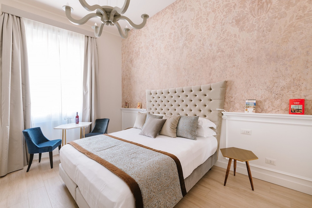 SUITE, KING BED, JETTED TUB