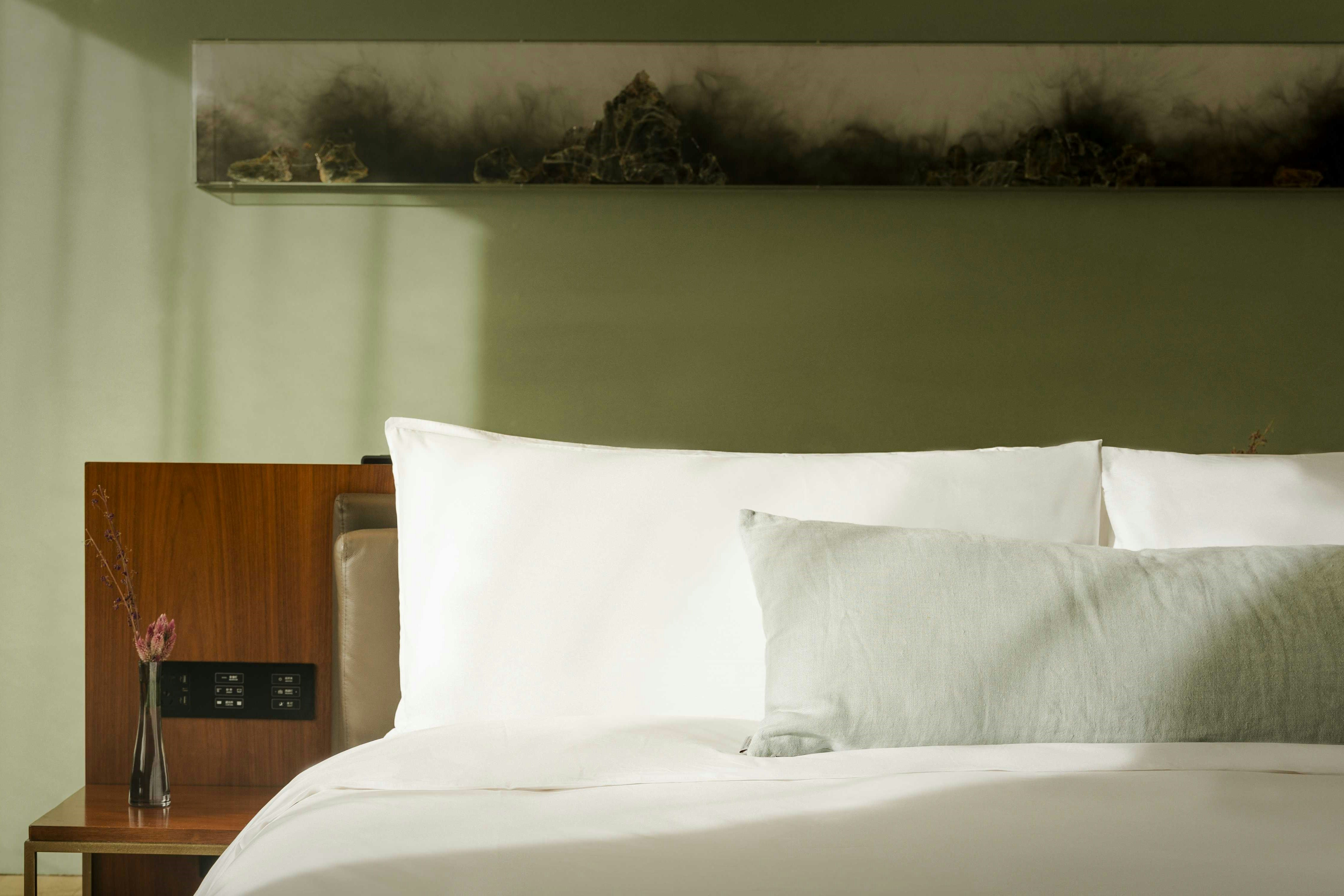 EXECUTIVE, KING BED