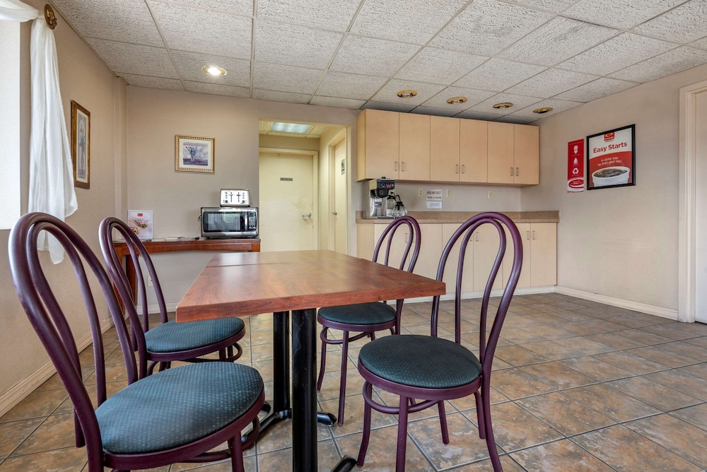 Econo Lodge Dewitt I-90 29/33