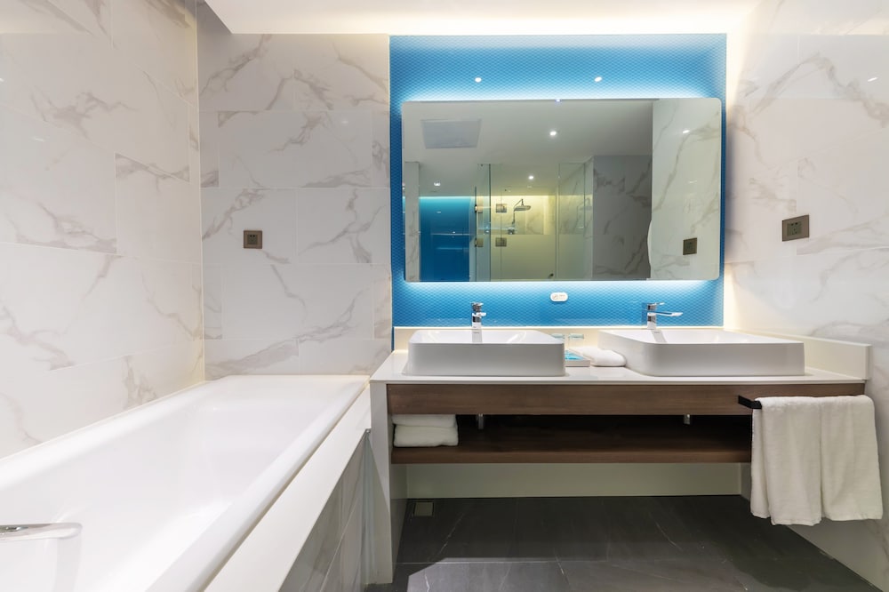 Holiday Inn Express Yichang Riverside 35/81