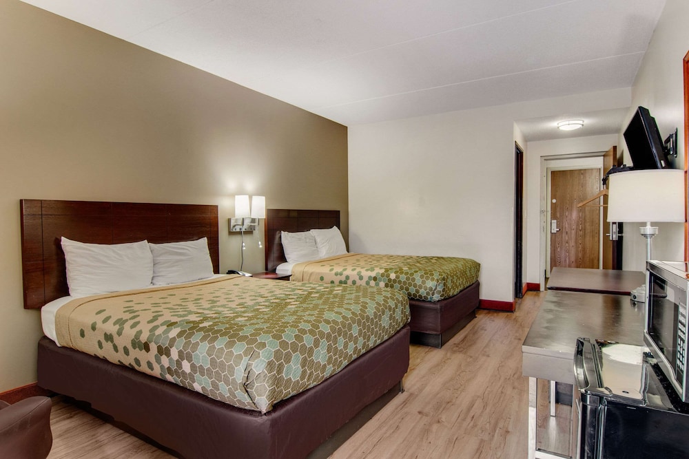 Econo Lodge Cadillac, MI 25/40