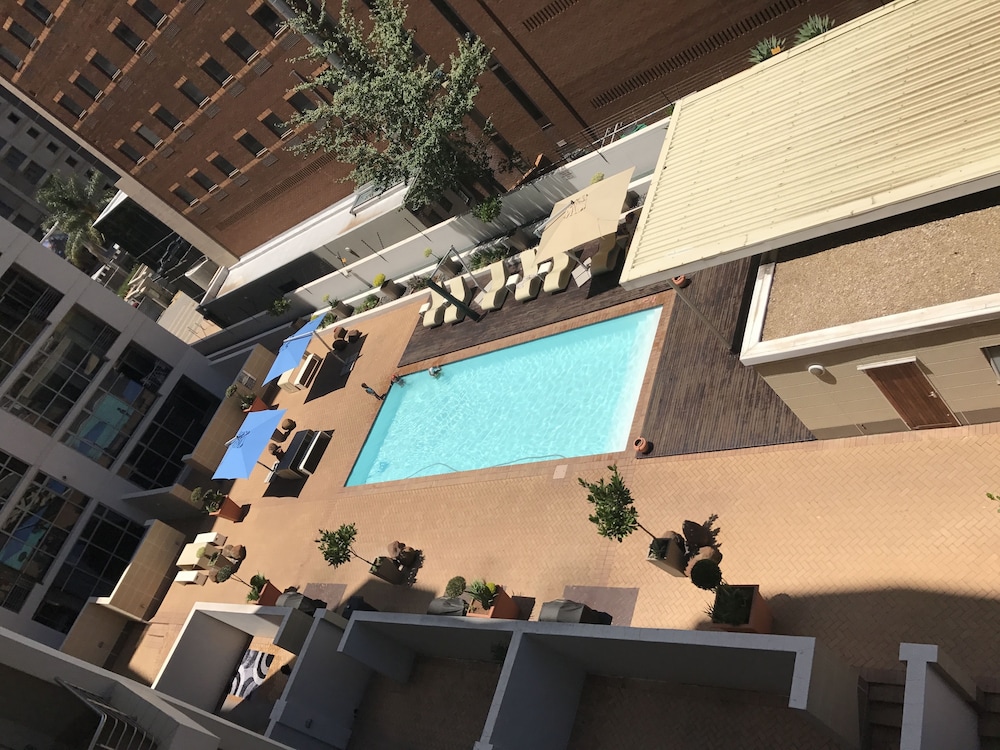 Sandton Apartments Hydro 70/73