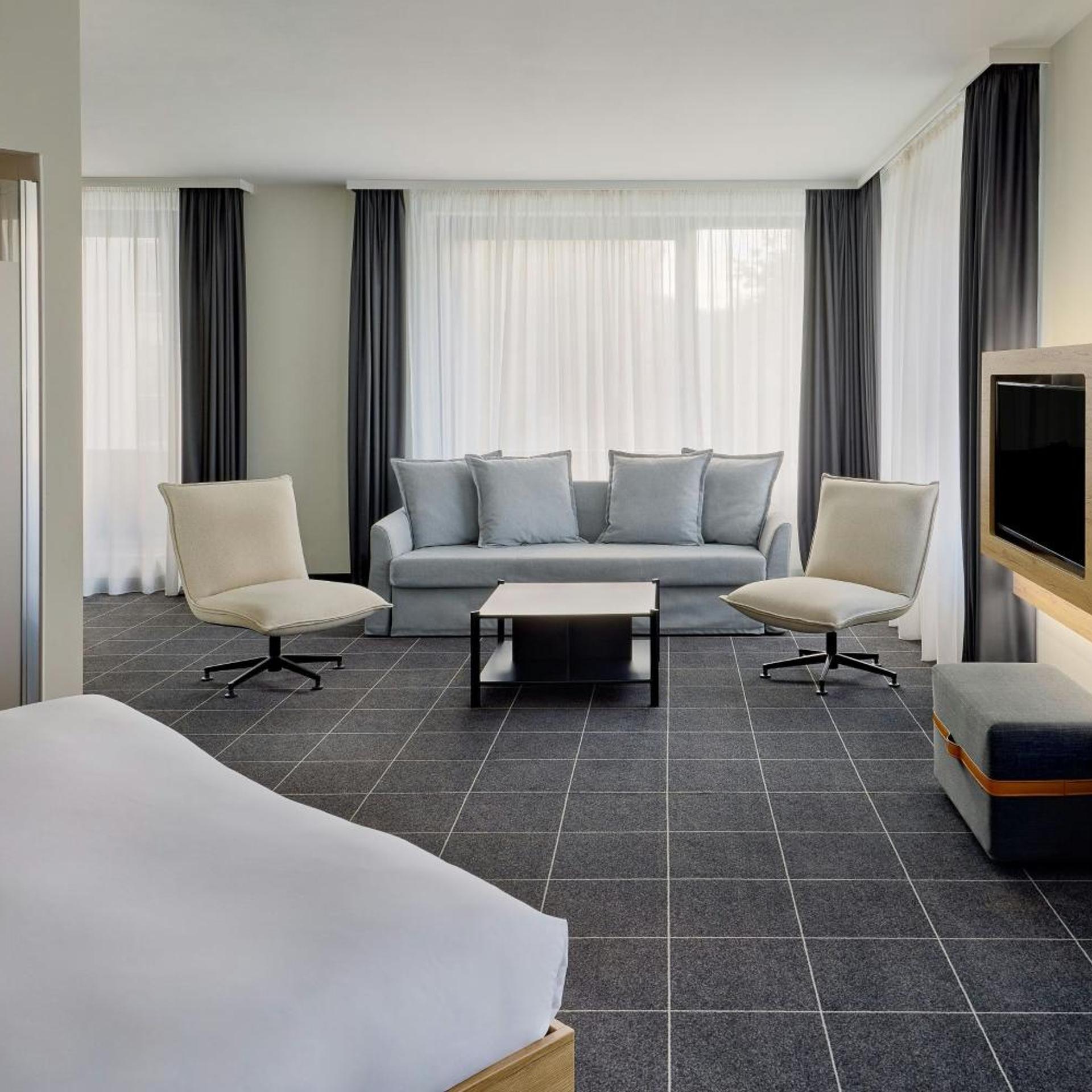 غرفة كبيرة بسرير كوين مع أريكة، FOUR POINTS FLEX by Sheraton Ratingen Dusseldorf Airport 5/10