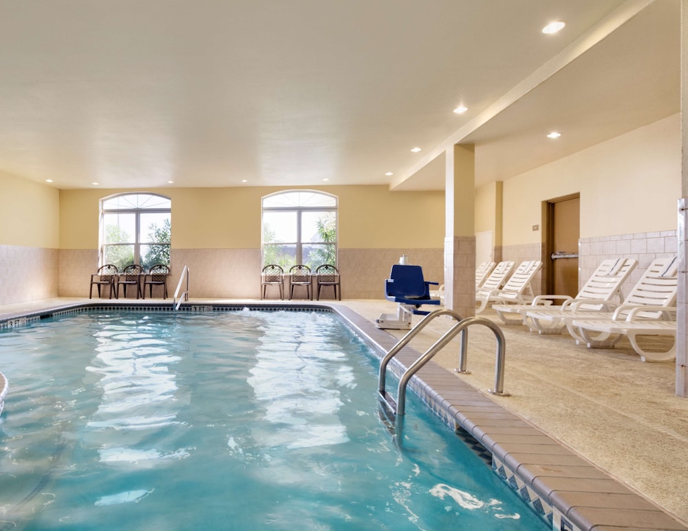 Comfort Inn & Suites Galveston Central Island near Pier 13/28