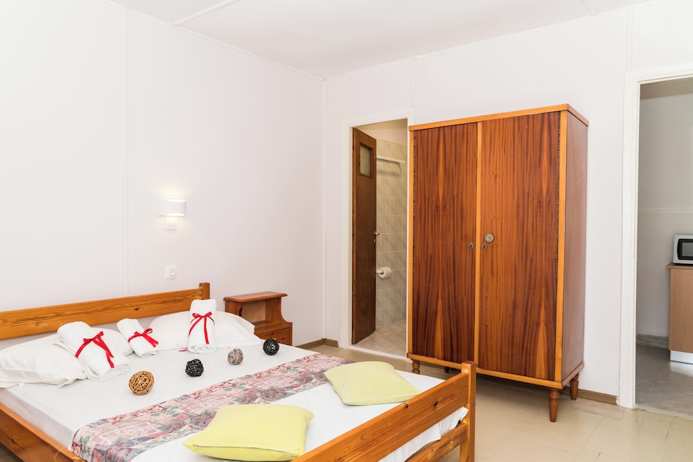 Roussas Studios and Apartments 8/41