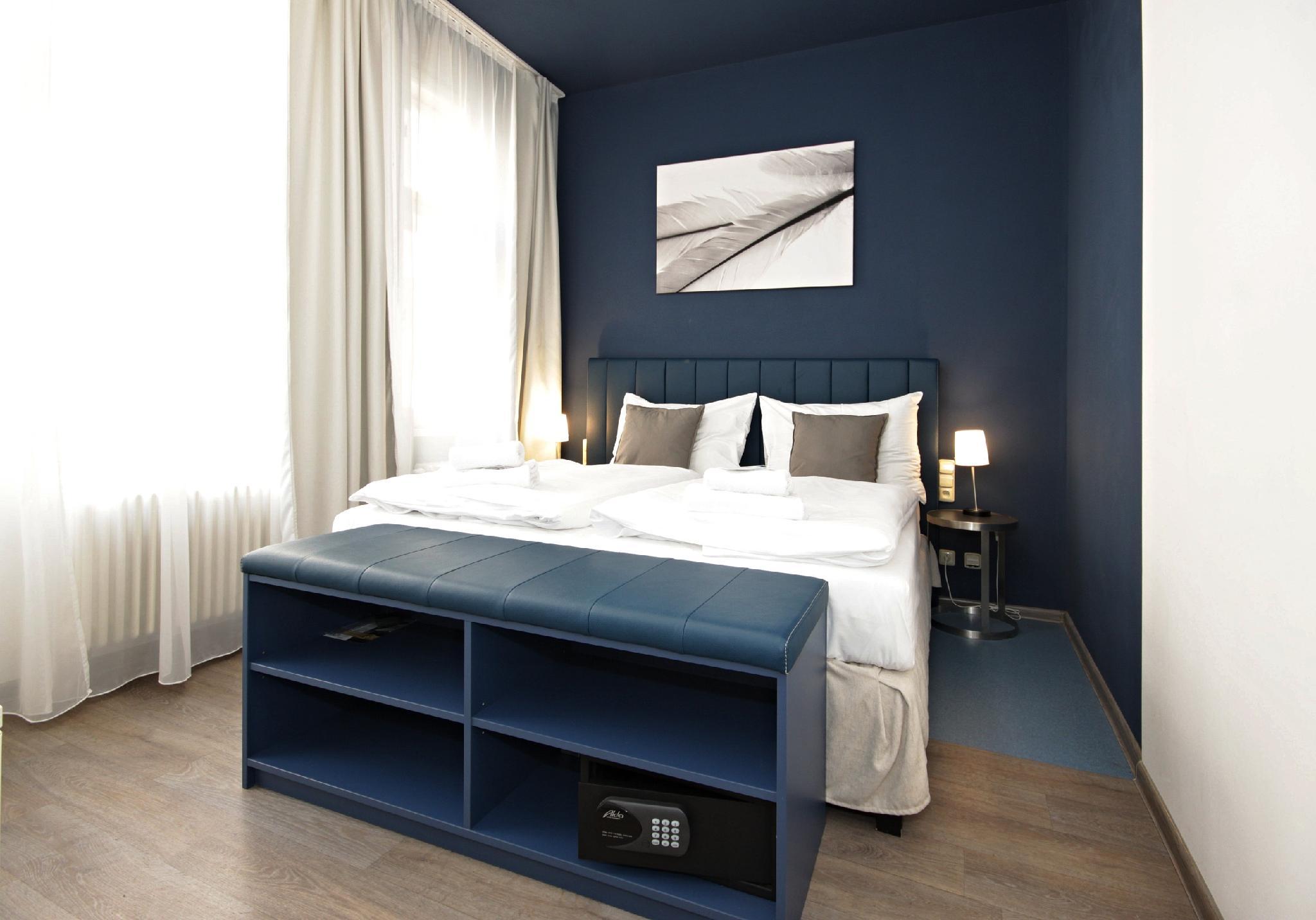 EXECUTIVE, SUITE, QUEEN BED, SOFA