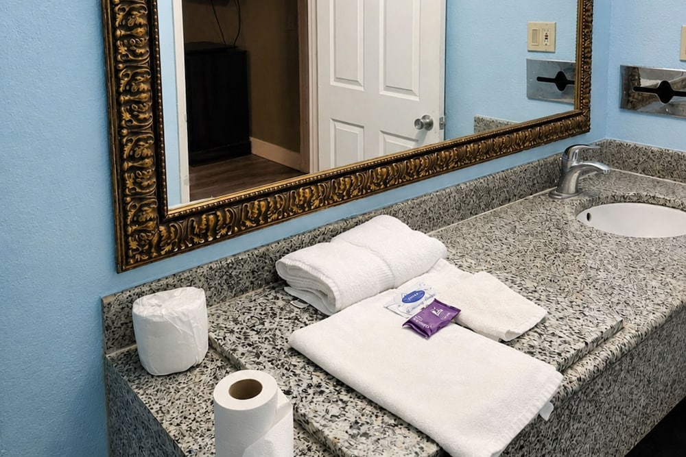 Blue Way Inn Suites Wichita East 37/37