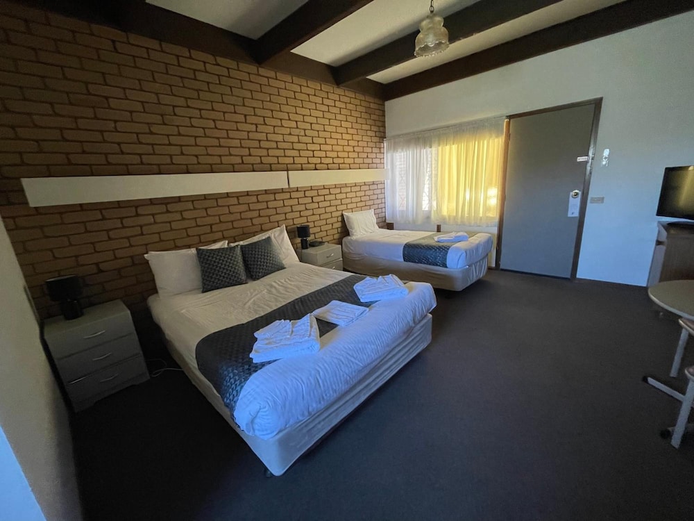 Tudor House Motor Inn 30/62