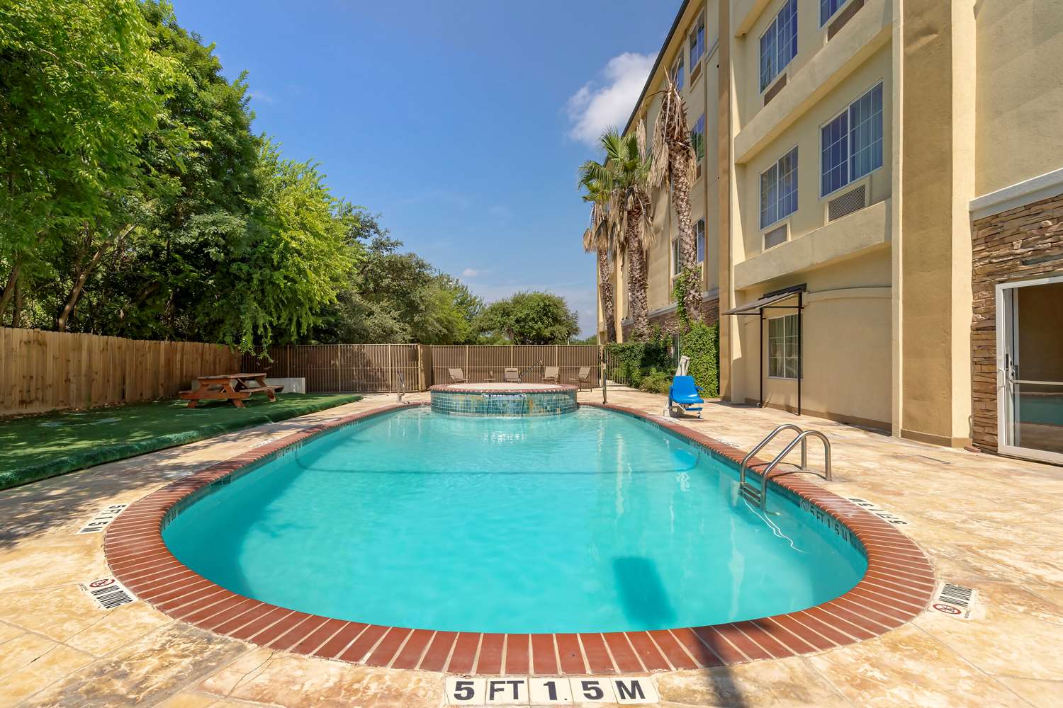 Comfort Inn & Suites Near Six Flags & Medical Center 36/36