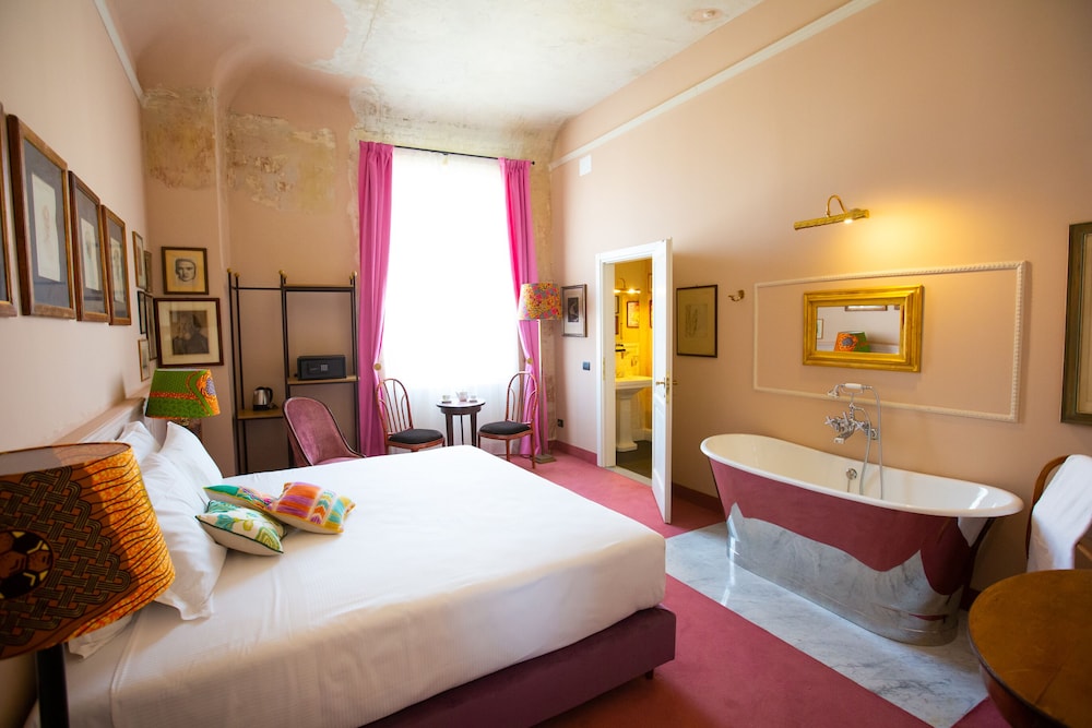 DELUXE, DOUBLE BED