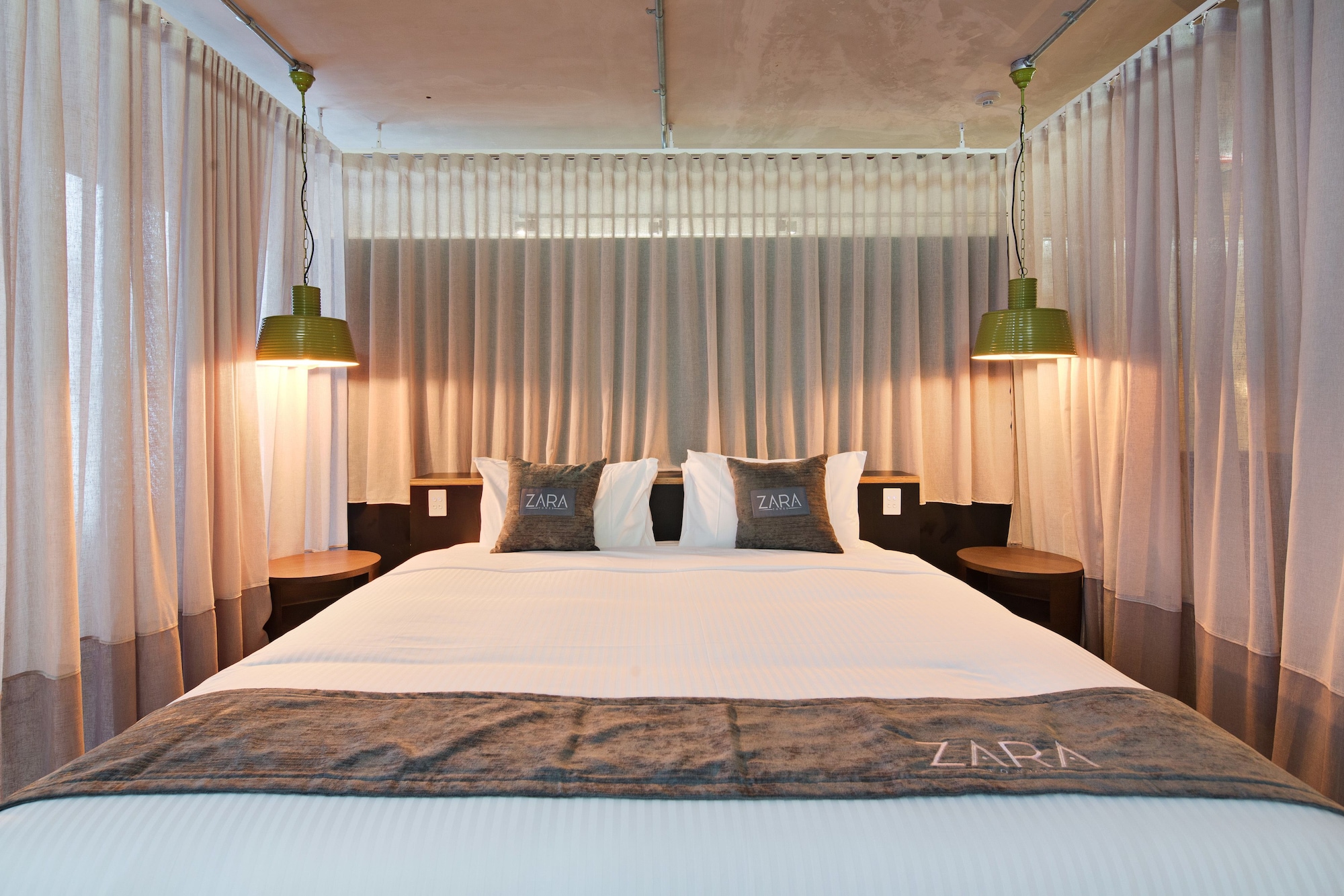 SUPERIOR, SUITE, KING BED