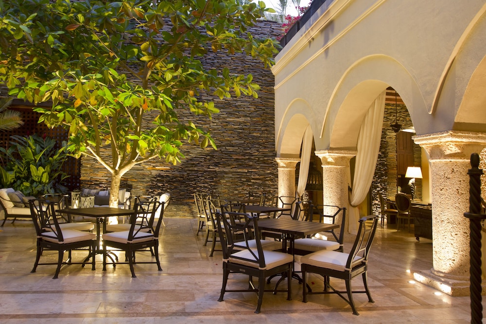 Bastion Luxury Hotel 58/75