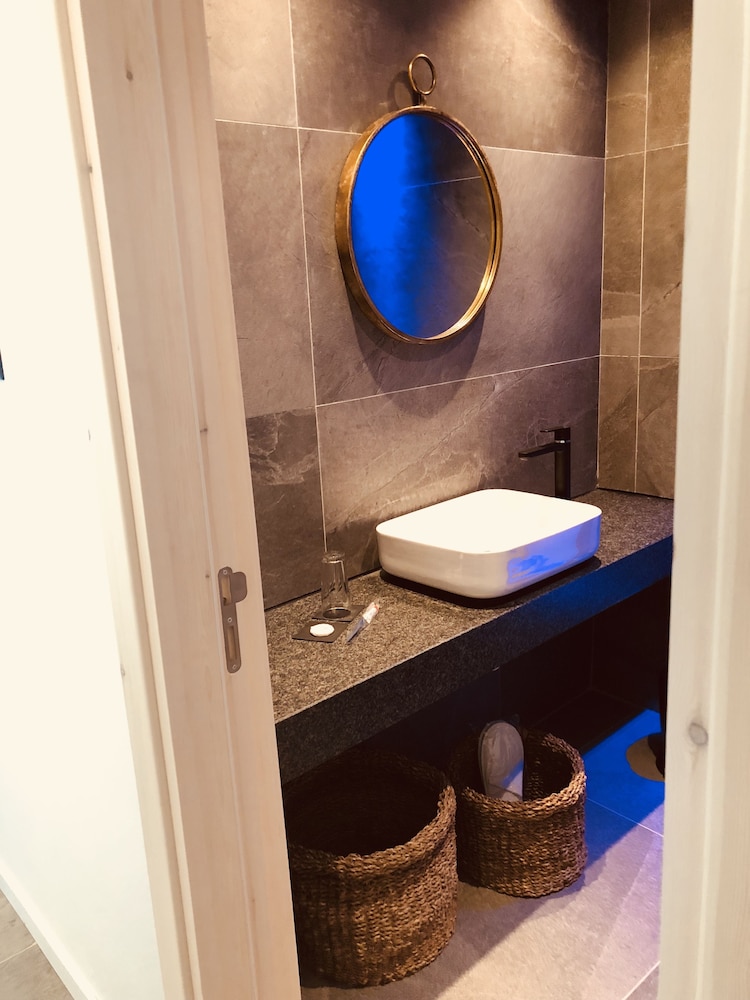 Abacus Suites 30/82