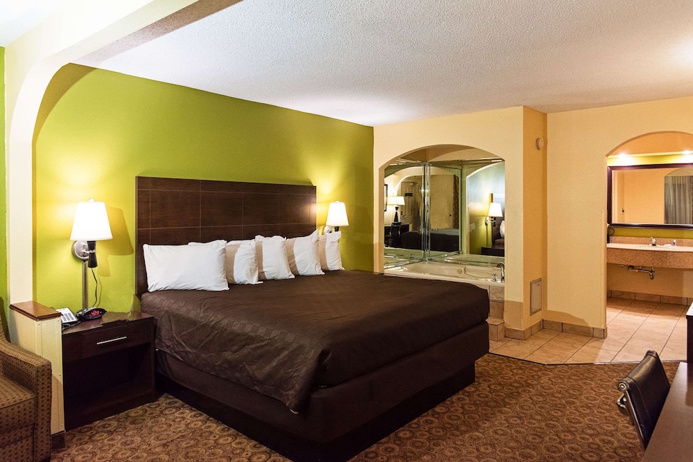 Rodeway Inn & Suites Clarksville near Governors Square Mall 12/22