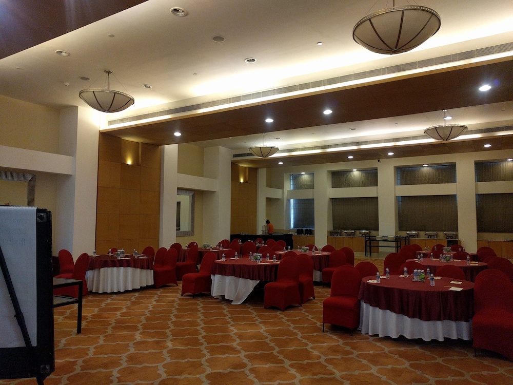 Lemon Tree Premier 1 Leisure Valley Gurugram 44/60