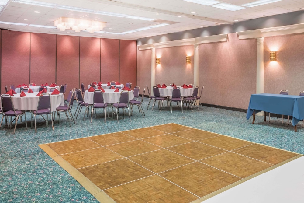 Howard Johnson by Wyndham Salem Hotel & Conference Center 8/30